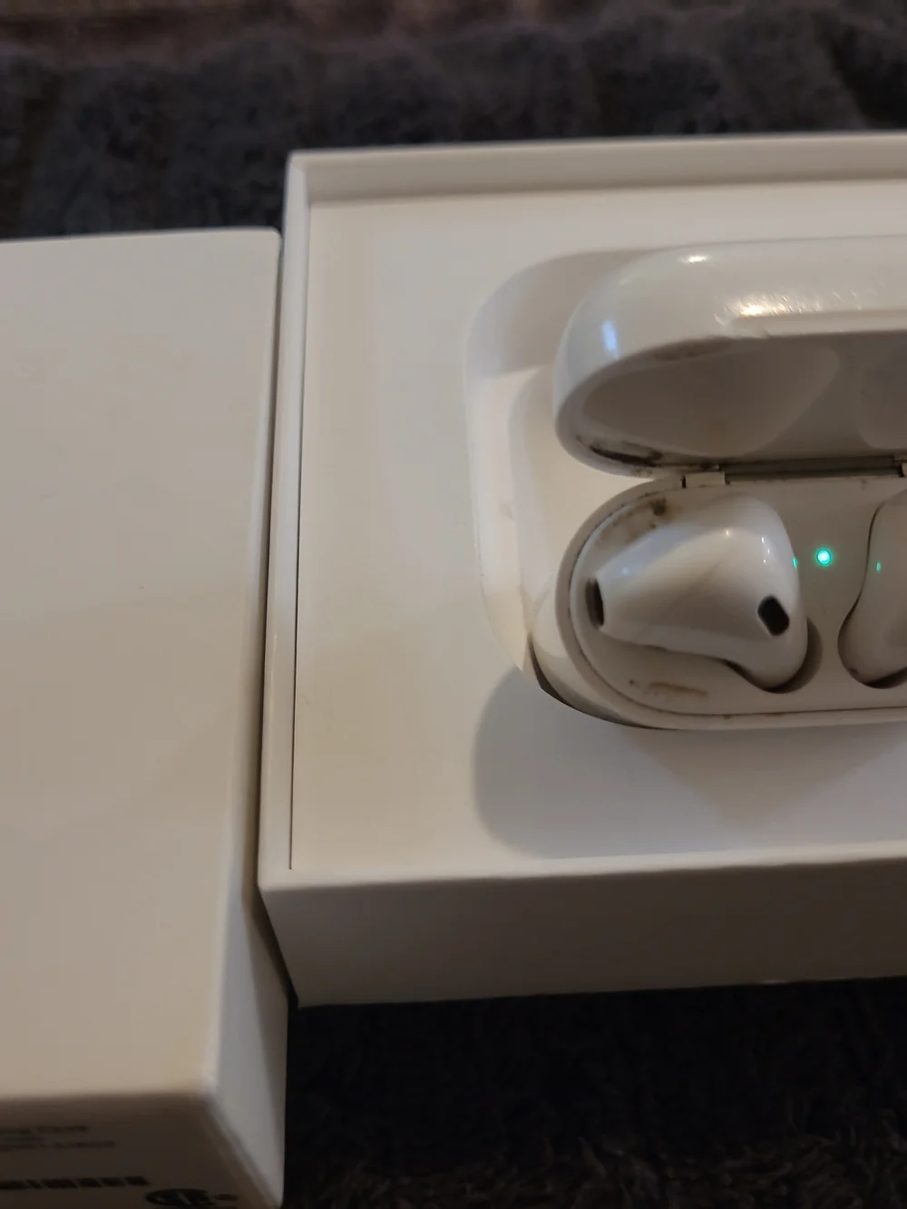 Apple AirPods 2nd Generation Charging Case And Box White For Parts or repair...